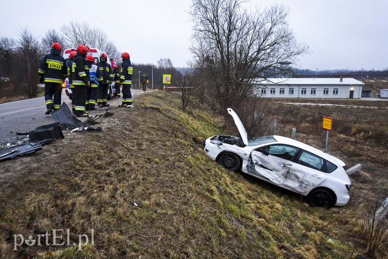 Zderzenie toyoty z mazdą przed cmentarzem