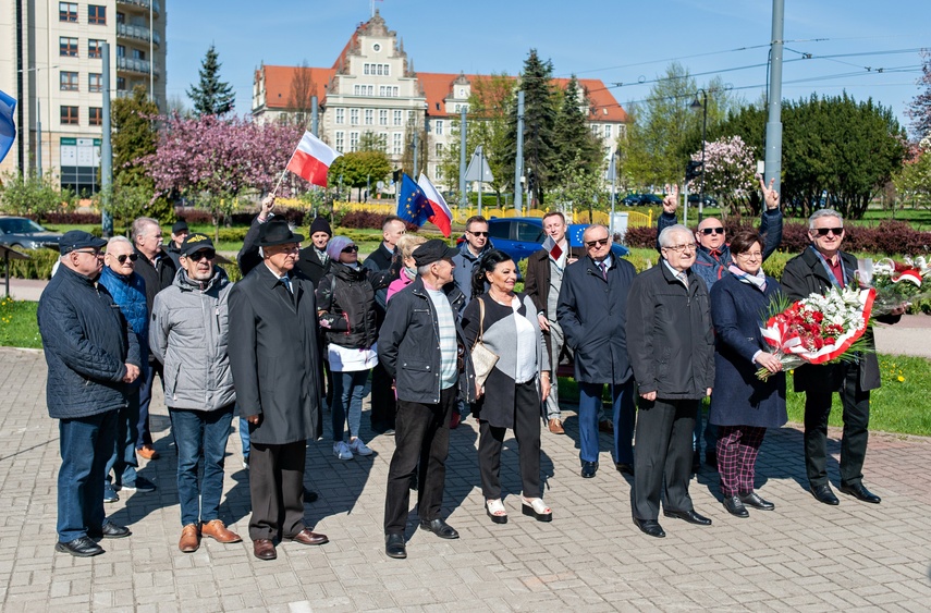 Przy pomniku o polityce