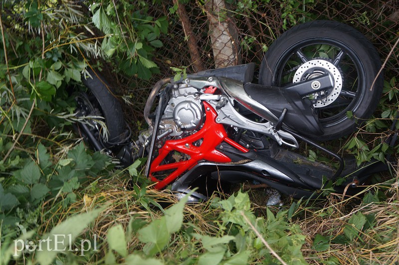 Motocyklem nauki jazdy wjechała prosto do rowu