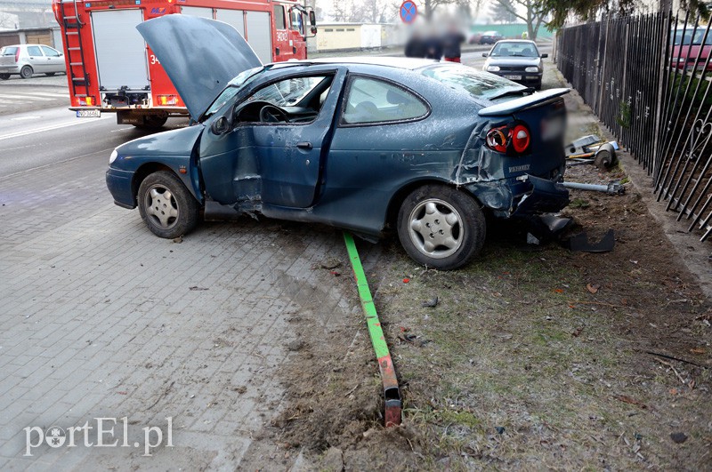 Stawidłowa: renault ścięło lampę. Kierowca pod wpływem alkoholu