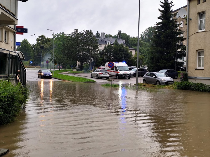 Kumiela też wylała, zalana ul. Związku Jaszczurczego