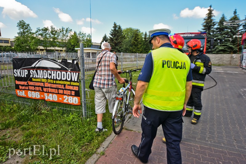 Potrącenie rowerzysty przy wyjeździe z myjni