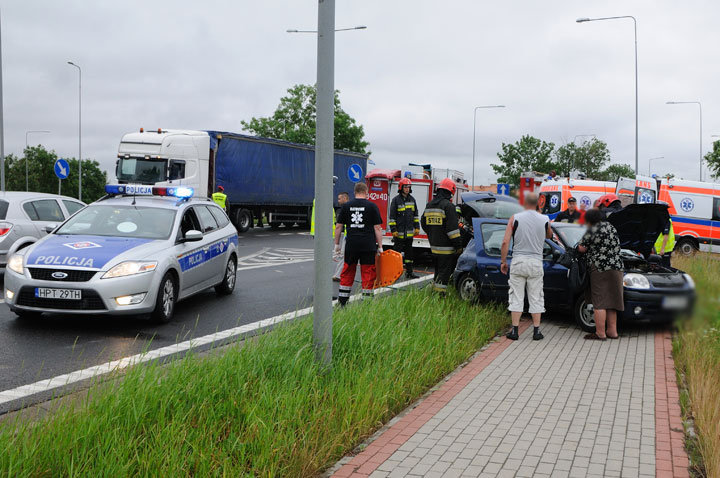 Wypadek w Kazimierzowie - dwie osoby w szpitalu