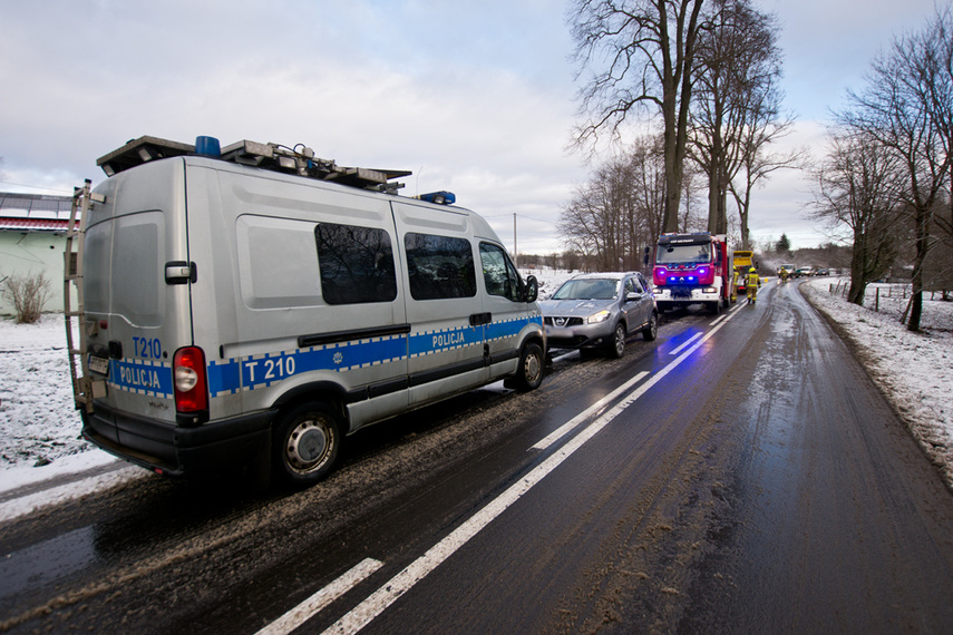 Ślisko w powiecie, 18-latka uderzyło w drzewo