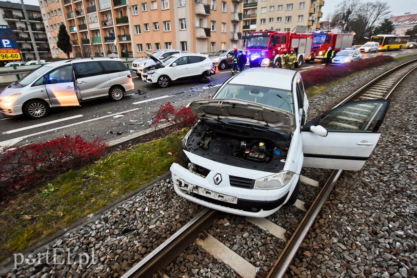 Utrudnienia na 12 Lutego po zderzeniu trzech aut