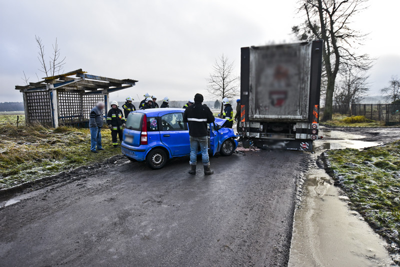 Uderzył w ciężarówkę, dwie osoby ranne