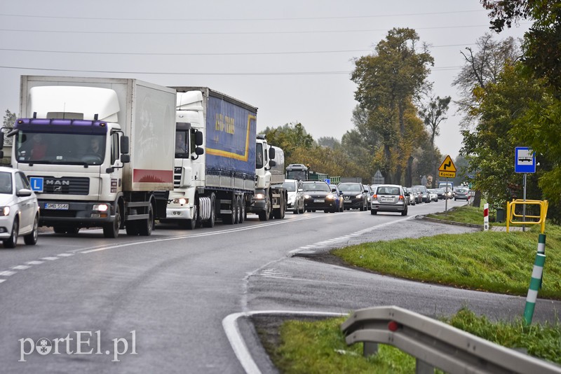 Uderzył w drzewo, jedna osoba nie żyje
