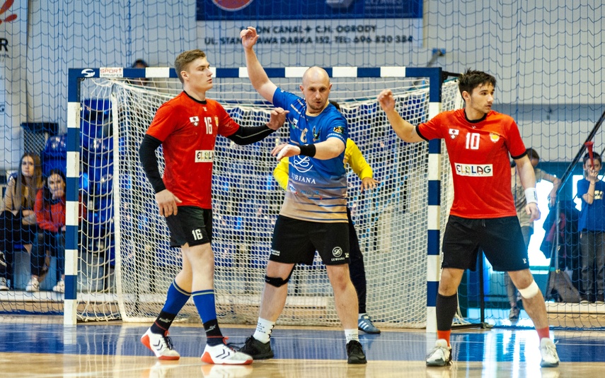 Zacięta walka i podział punktów z liderem