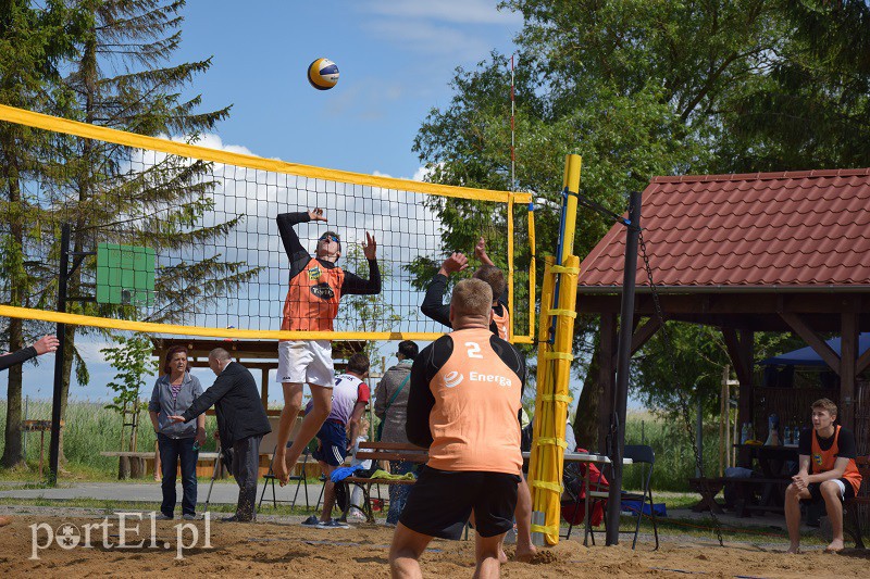 Na plaży na siedząco i stojąco