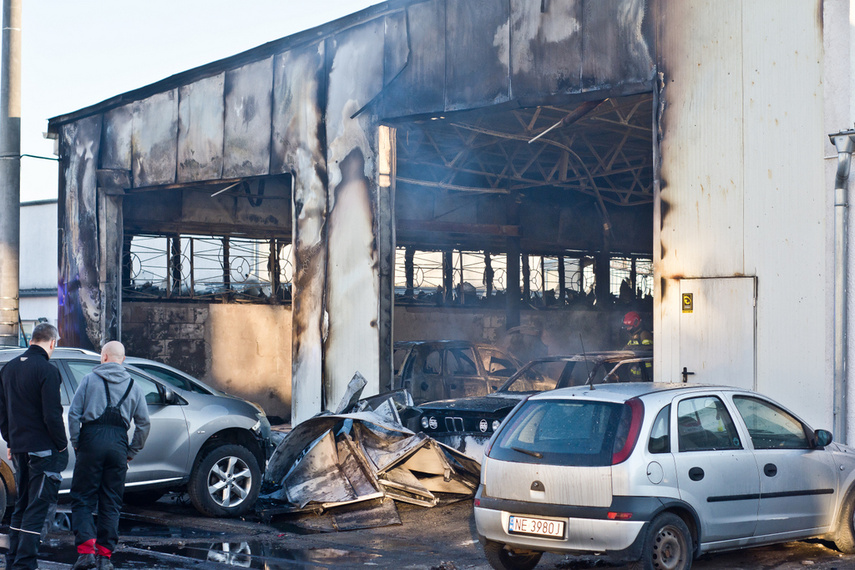 Warsztat spłonął z 5 pojazdami w środku