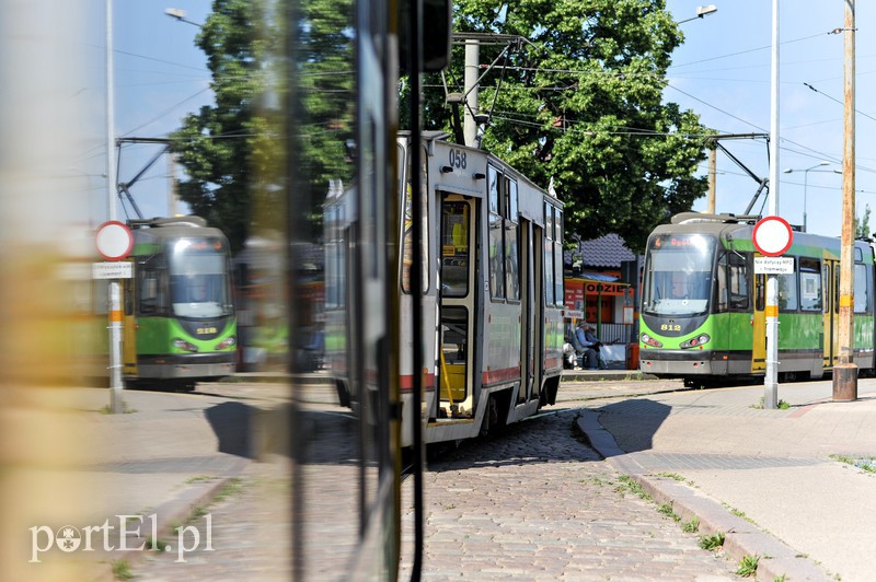 Paraliż na torach, koparka uszkodziła trakcję tramwajową
