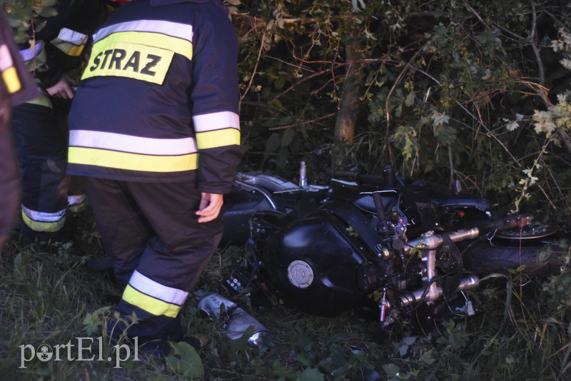 Motocyklista wypadł z drogi i uderzył w drzewo