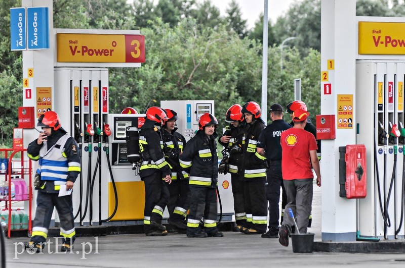 Strażacy interweniowali na stacji benzynowej