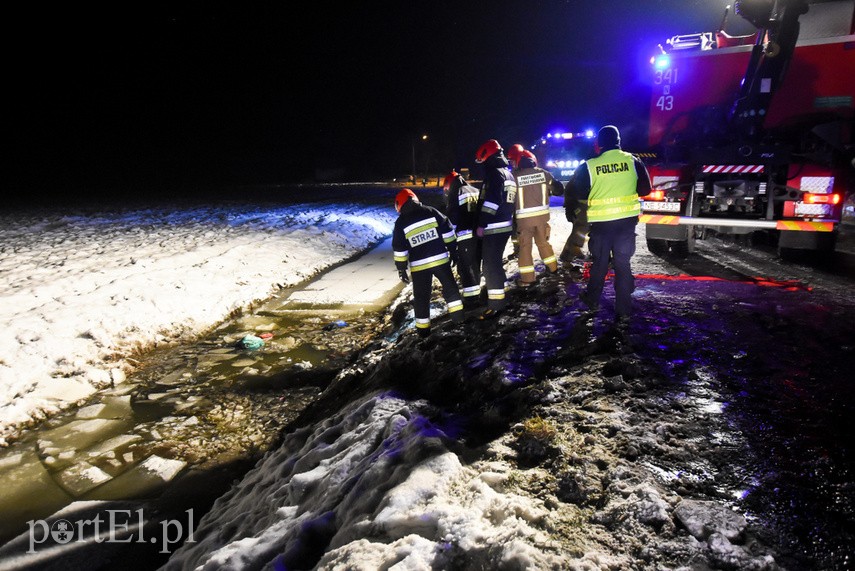 Vw polo dachował do rowu z wodą, trzy osoby w szpitalu