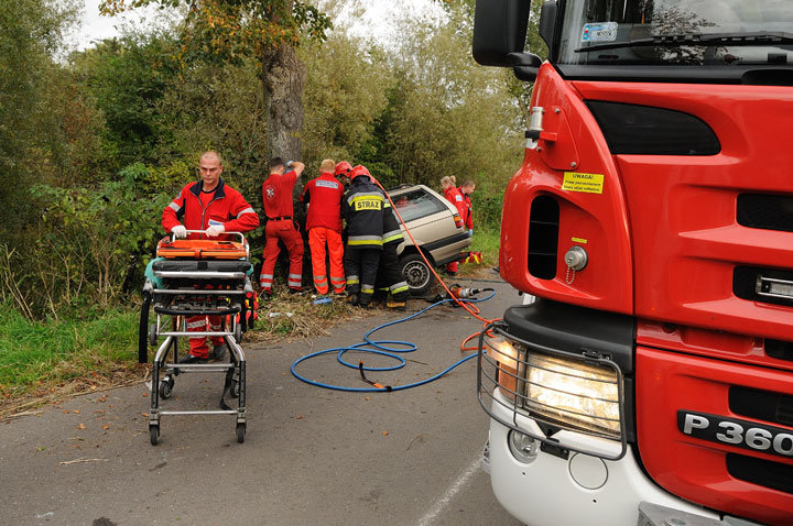 Passat uderzył w drzewo - dwie osoby ranne