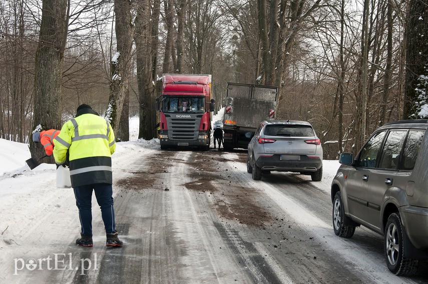 Lód, śnieg, ciężarówki wpadają do rowów”
