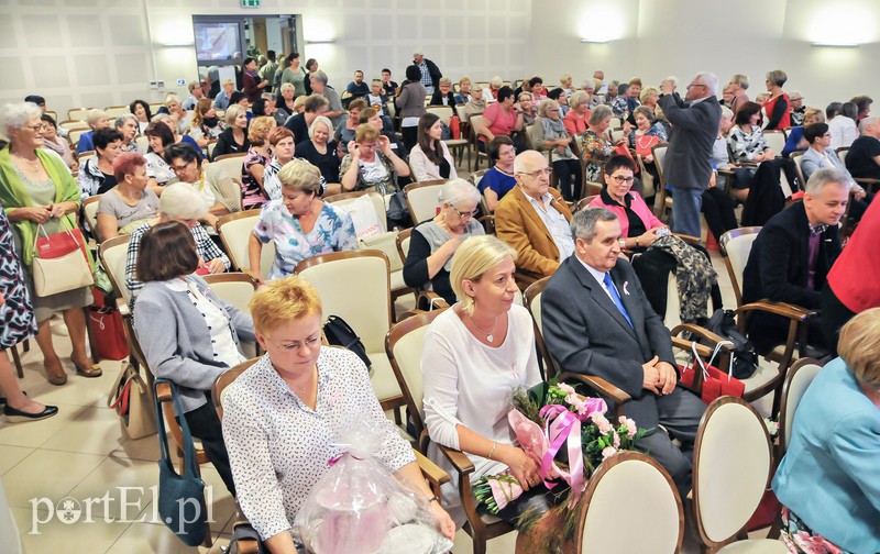  Oby nowych koleżanek było jak najmniej