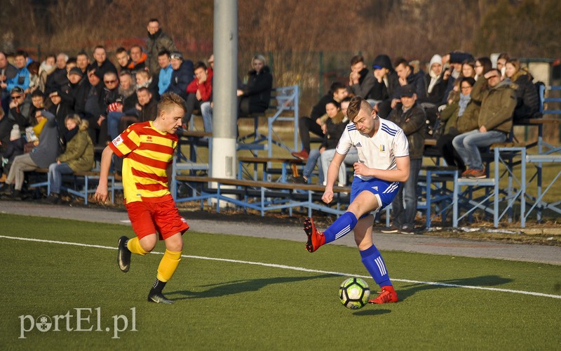 Debiutanci dostali lekcję futbolu
