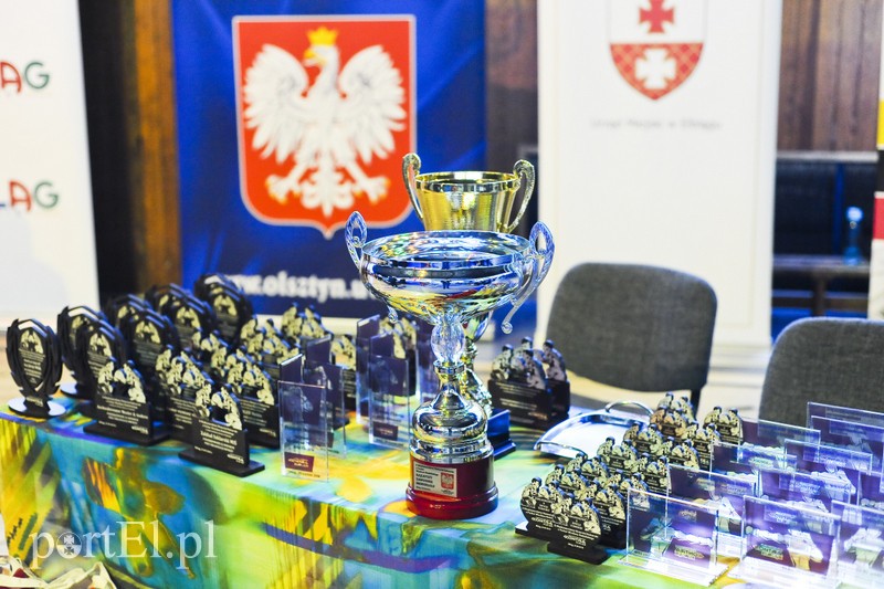 Lewy prosty w hali MOS-u