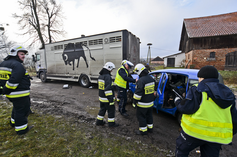 Uderzył w ciężarówkę, dwie osoby ranne