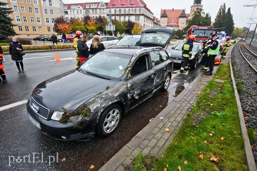 Wypadek na ul. Grota Roweckiego, audi przewróciło się na bok