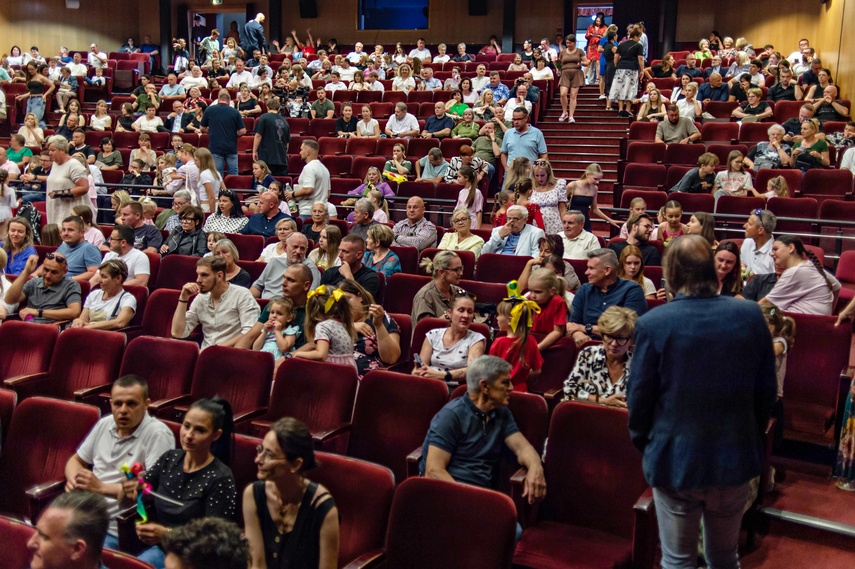 Taneczna osiemnastka szkoły Broadway
