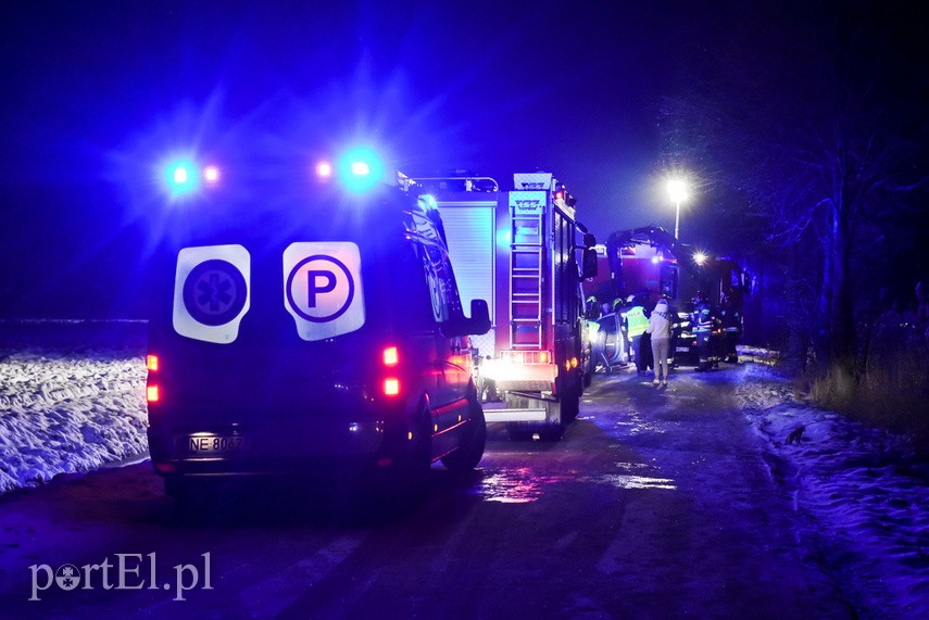 Vw polo dachował do rowu z wodą, trzy osoby w szpitalu