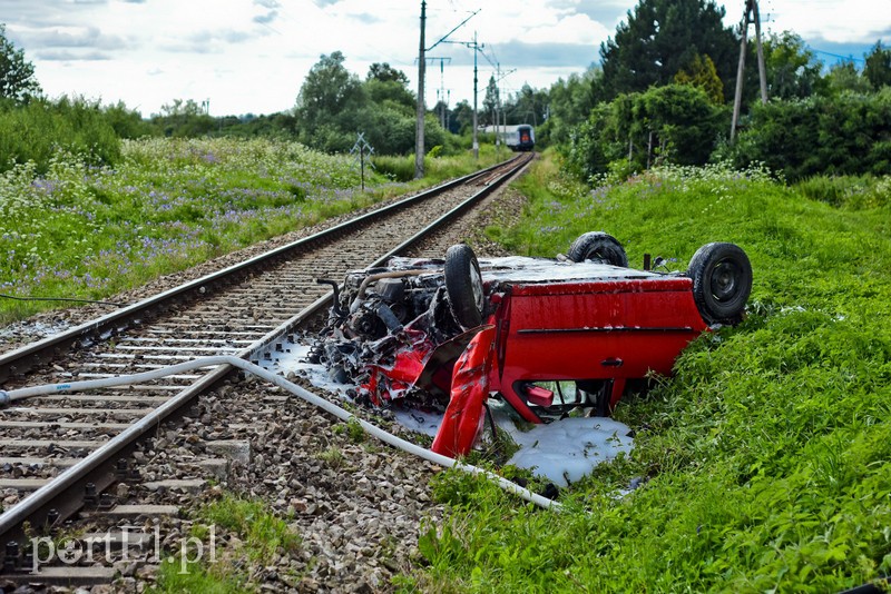 Wjechali pod pociąg, trzy osoby ranne