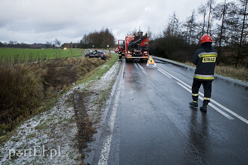  Uwaga, kierowcy! Ślisko na drogach. Wypadek za Stagniewem