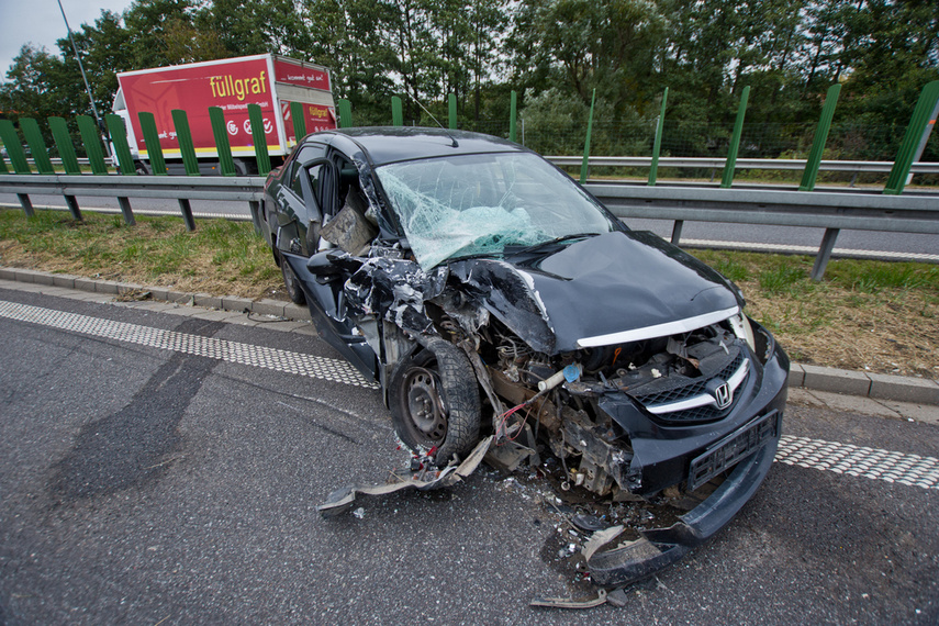 Kierowca hondy uderzył w przyczepę, 35-latek miał 2 promile!