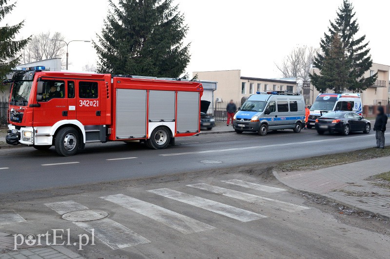 Stawidłowa: renault ścięło lampę. Kierowca pod wpływem alkoholu