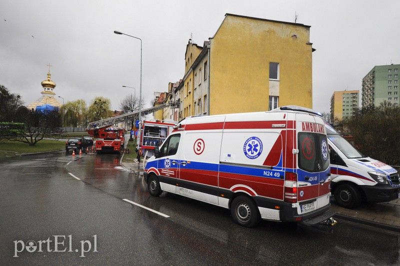 Ogień w mieszkaniu, lokator poparzony