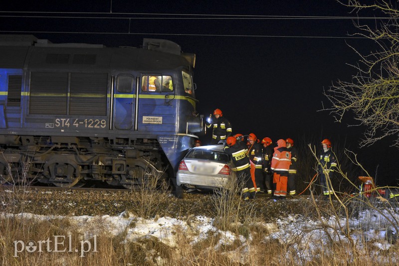 Wjechał mercedesem pod pociąg. Ruch wstrzymany