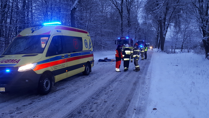 Toyotą uderzył w drzewo