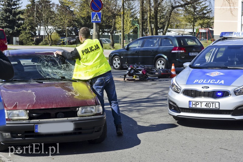 Wypadek motocyklisty z osobowym oplem