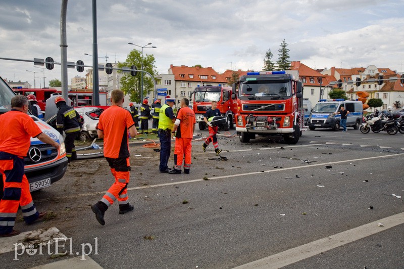  Wypadek karetki na 12 Lutego. Jedna osoba nie żyje, trzy w ciężkim stanie trafiły do szpitala