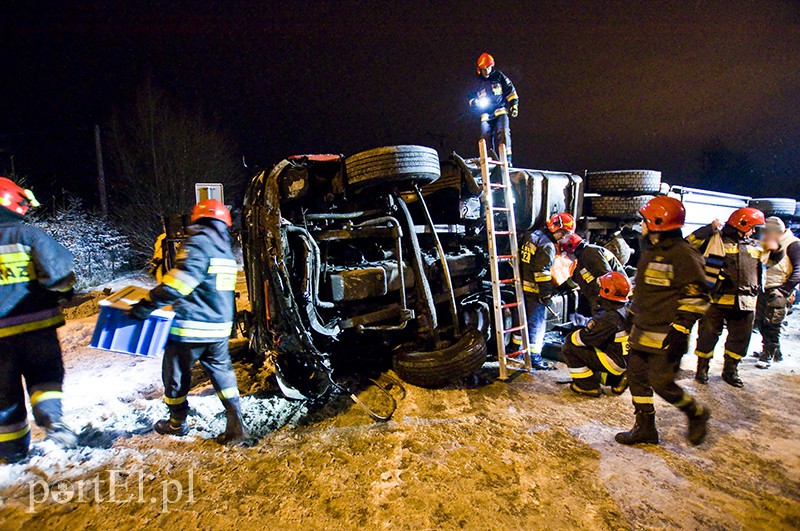  Ciężarówka na boku, kierowca pijany