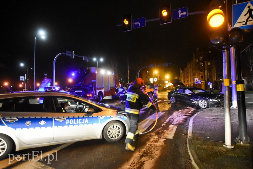 Kolizja audi z oplem na skrzyżowaniu ul. Wigilijnej z ul. Rycerską