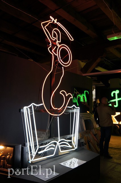 Kina nie ma, neon świeci