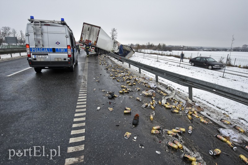Wypadek ciężarówek na S7. Uwaga na utrudnienia