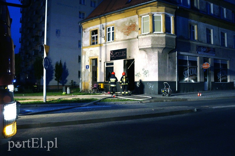 Nocny pożar w zakładzie fryzjerskim