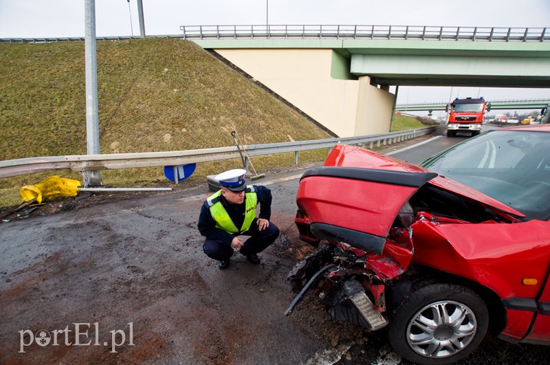  Wpadł w poślizg i uderzył w barierkę