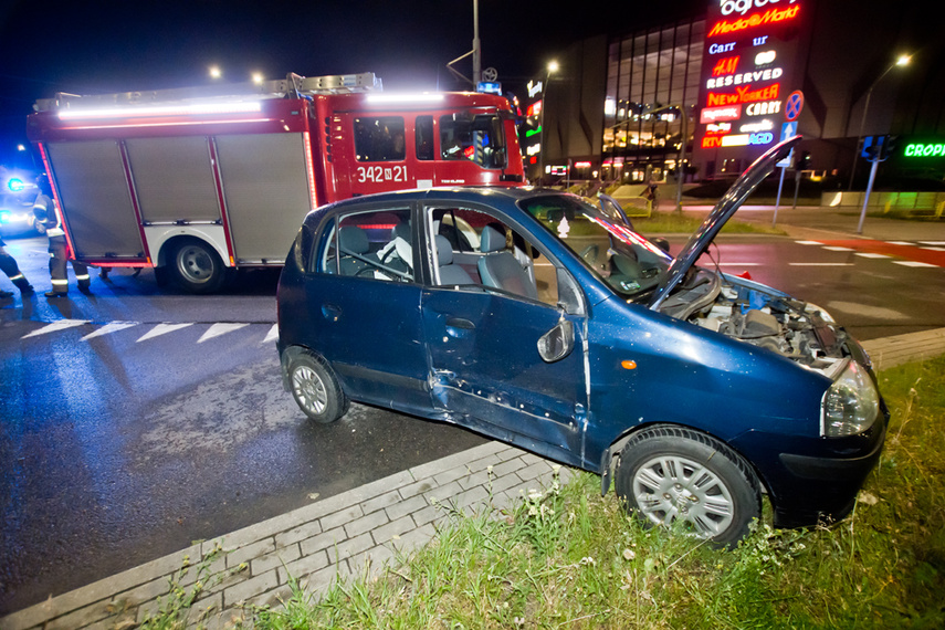 Zderzenie hyundaia z peugeot pod centrum handlowym