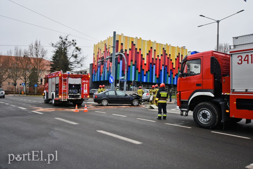 Zderzenie renault z bmw pod szkołą muzyczną