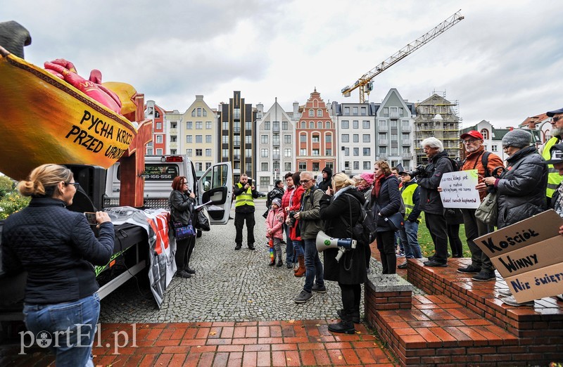 Protestujący:Pycha w kościele katolickim jest najgorszym grzechem