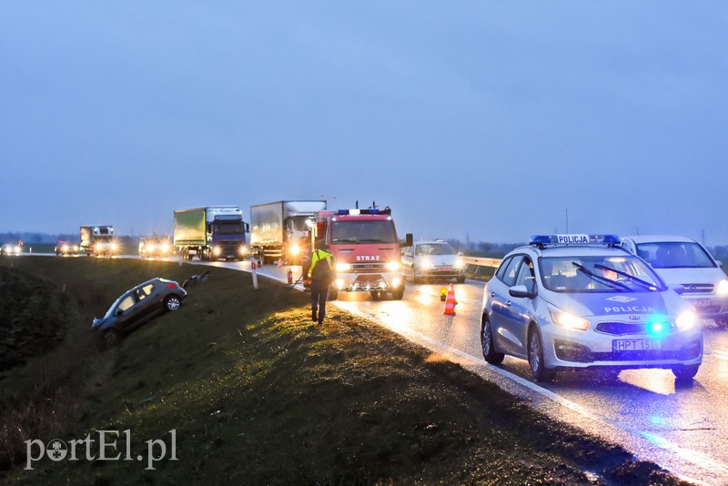 Wyprzedzała na zakręcie, skończyła w rowie i bez prawa jazdy
