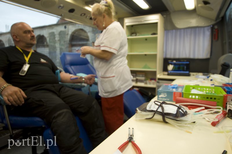  Upuszczają sobie krew i zachęcają do tego innych