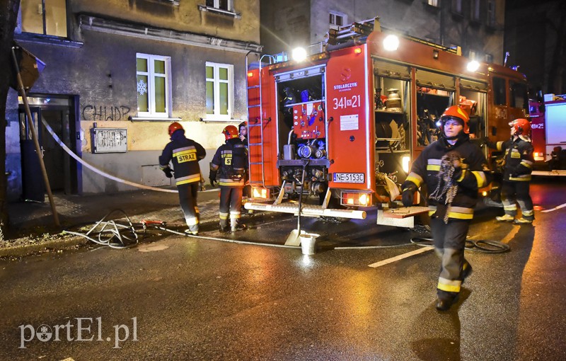 Ul. Mickiewicza: zadymienie na klatce schodowej i pożar sadzy