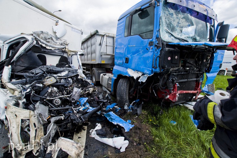  Wypadek na węźle Wschód. Czołówka z ciężarówką