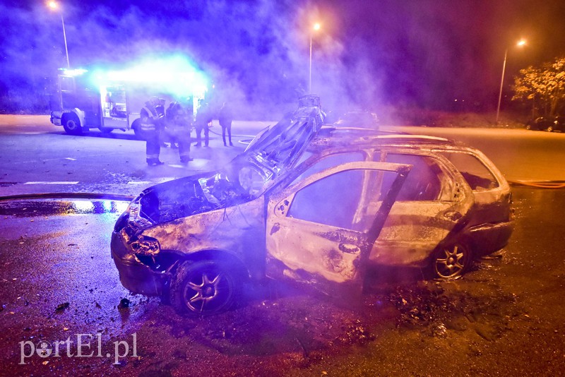 Ogień strawił fiata w 2 minuty